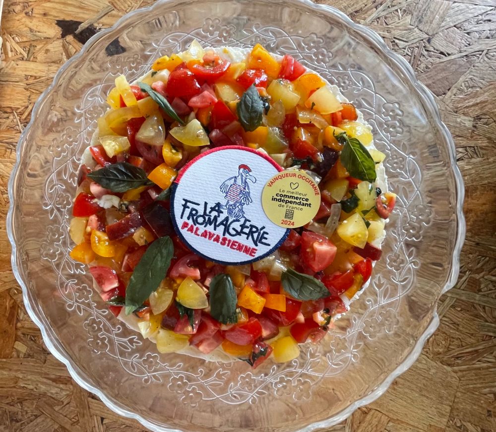 La nouvelle création pour l’été by la fromagerie palavasienne. Une tarte tomate basilic sur un fond de brie.